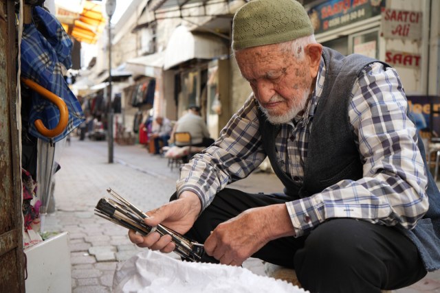 Samsun'da 96 yaşındaki Dursun Yıldız gözlük kullanmadan şemsiye tamir ediyor