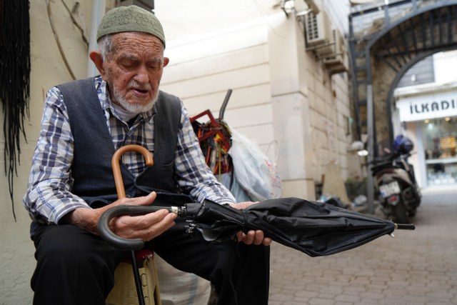 Samsun'da 96 yaşındaki Dursun Yıldız gözlük kullanmadan şemsiye tamir ediyor