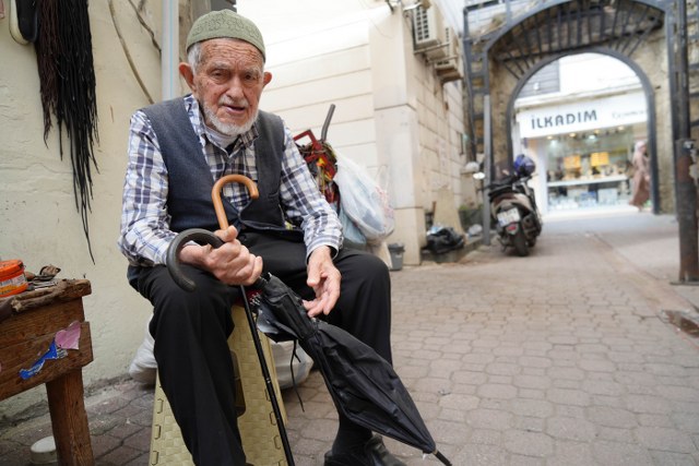 Samsun'da 96 yaşındaki Dursun Yıldız gözlük kullanmadan şemsiye tamir ediyor