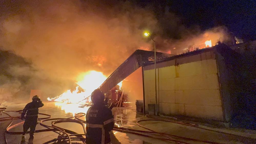 Samsun Tekkeköy'de Örnek Sanayi Sitesi'nde kereste fabrikası alev alev yandı