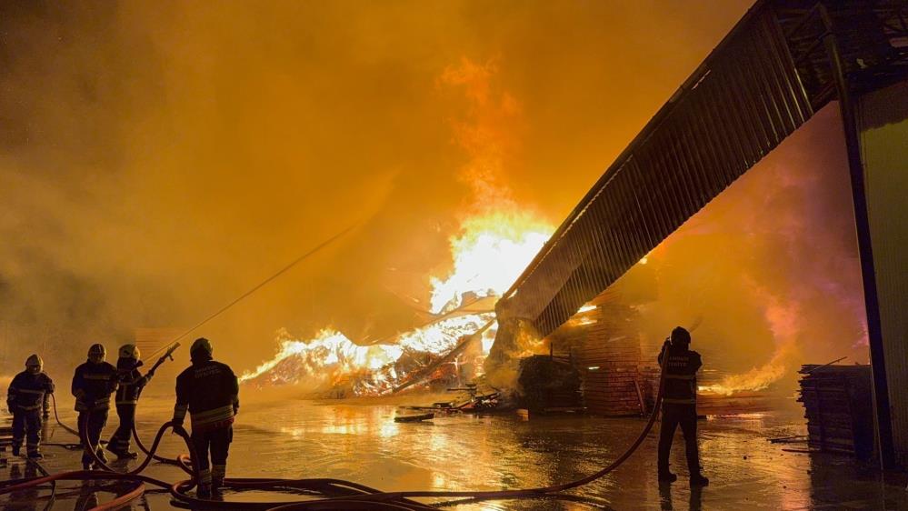 Samsun Tekkeköy'de Örnek Sanayi Sitesi'nde kereste fabrikası alev alev yandı