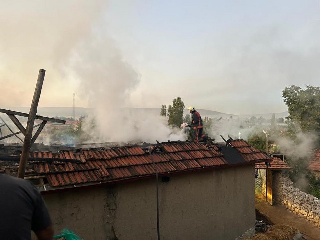 Alev alev yanan ev kullanılamaz hale geldi