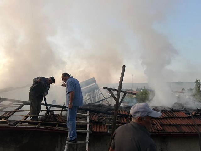 Alev alev yanan ev kullanılamaz hale geldi