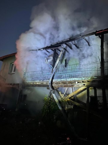 Alev alev yanan ev kullanılamaz hale geldi