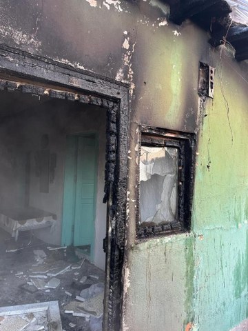 Alev alev yanan ev kullanılamaz hale geldi