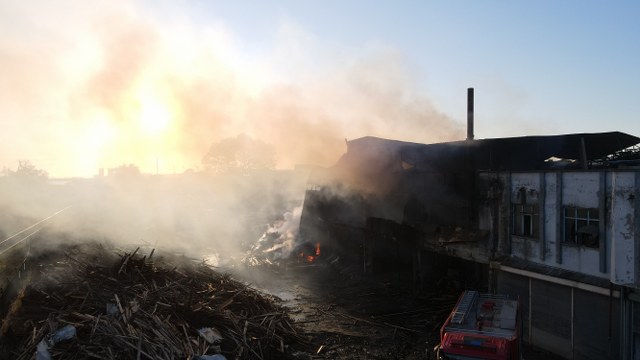 Samsun'da fabrikada çıkan yangının soğutma çalışmaları sürüyor