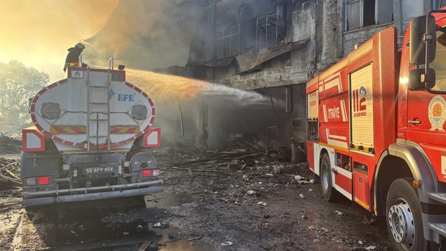 Samsun'da fabrikada çıkan yangının soğutma çalışmaları sürüyor