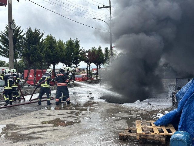 Trabzon'da alışveriş merkezinde yangın çıktı
