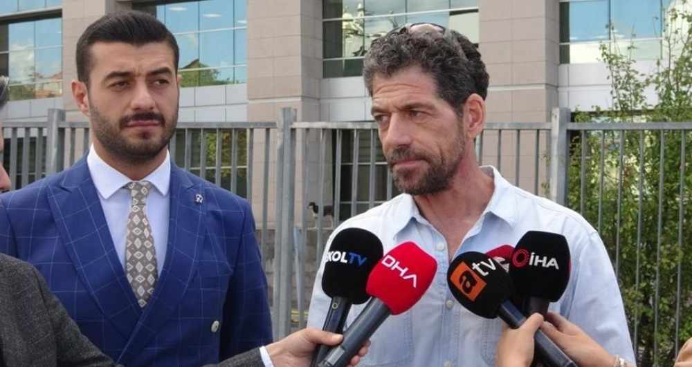 Ünlü oyuncu Cemal Hünal'ın imzasıyla sertifika dağıttılar