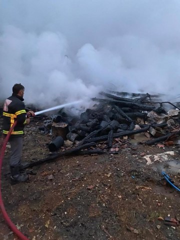 Alevlere teslim olan ev küle döndü