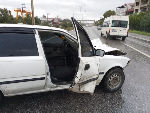 Samsun Çarşamba'da otomobil aydınlatma direğine çarptı! 2 kişi yaralandı