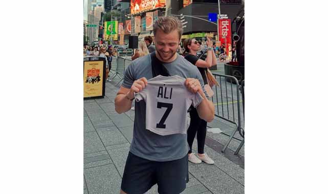 Tolga Sarıtaş'ın oğlu dünyaya geldi