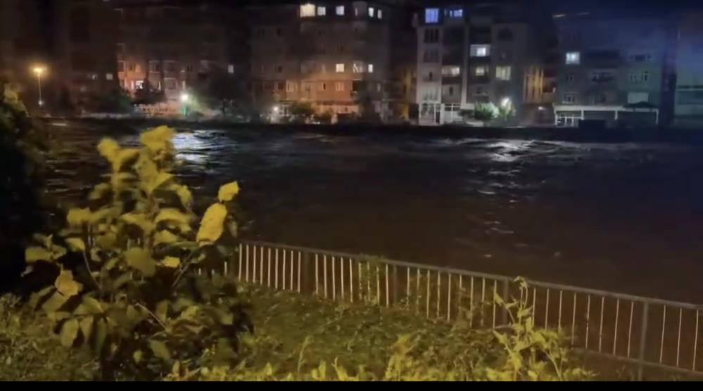 Karadeniz bölgesinde sel! Yollar kapandı, dereler taştı, köprü çöktü
