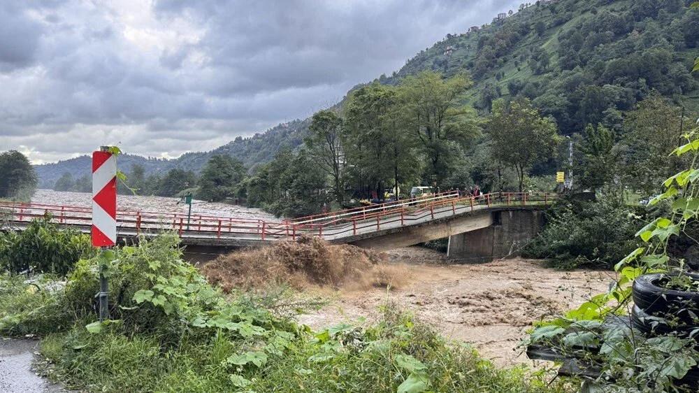 Karadeniz bölgesinde sel! Yollar kapandı, dereler taştı, köprü çöktü