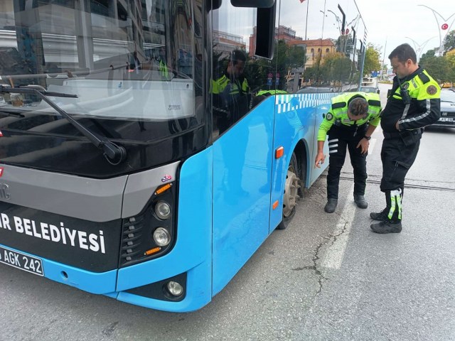 Samsun'da otobüsün lastiği bomba gibi patladı