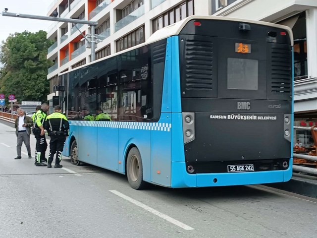 Samsun'da otobüsün lastiği bomba gibi patladı