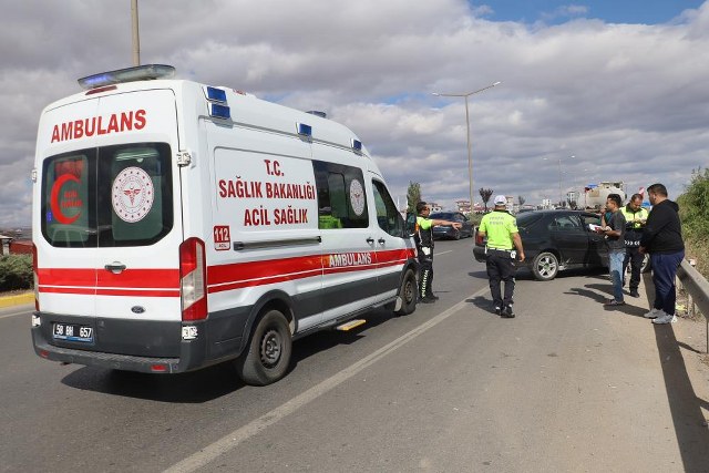 Yola kontrolsüz giren otomobil metrelerce sürüklendi