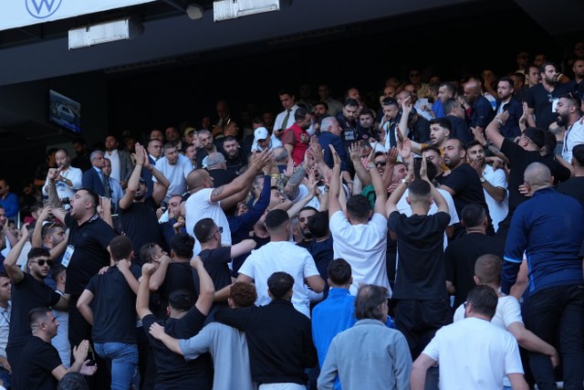 Fenerbahçe'nin başkanı belli oldu! Seçiminde tribünlerde gerginlik yaşandı