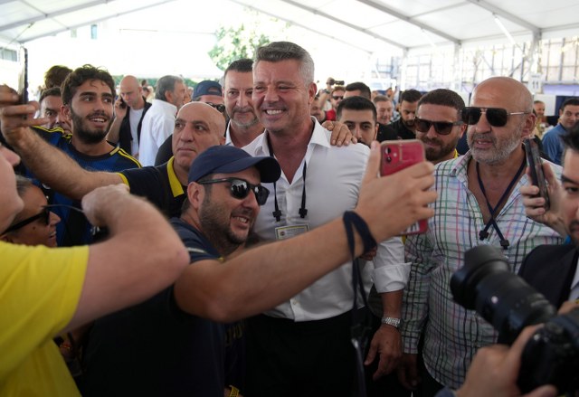 Fenerbahçe'nin başkanı belli oldu! Seçiminde tribünlerde gerginlik yaşandı