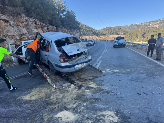 İki otomobil çarpıştı! 1'i ağır 4 yaralı