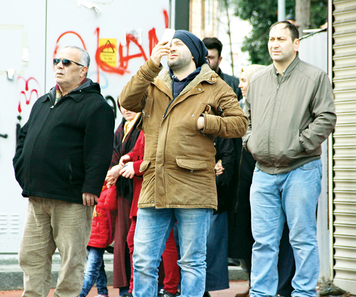 “Gazeteciler gelmezse atlarım”