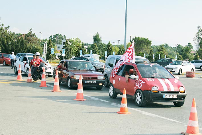 HAVAALANINDA COŞKULU KARŞILAMA