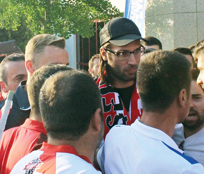 HAVAALANINDA COŞKULU KARŞILAMA