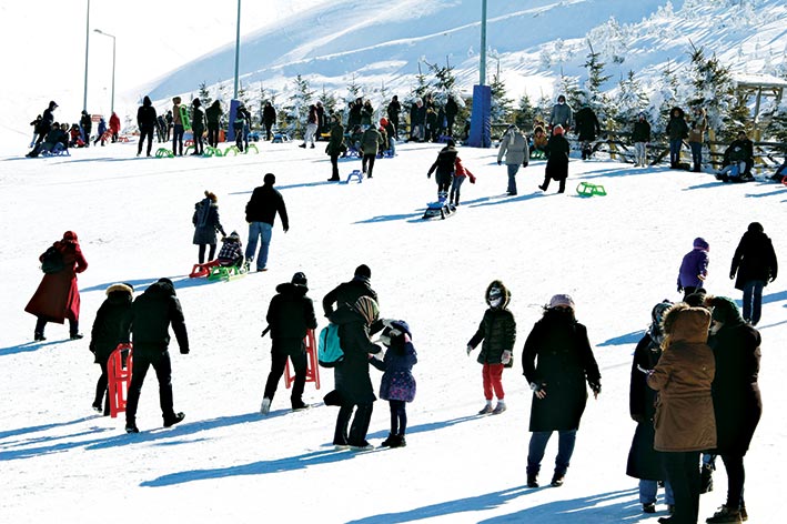 Sömestr tatilinde Akdağ Kayak Merkezi'ne yoğun ilgi