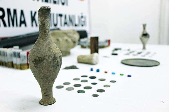 Tarla sürerken bulduğu hazineyi satmaya çalışırken yakalandı