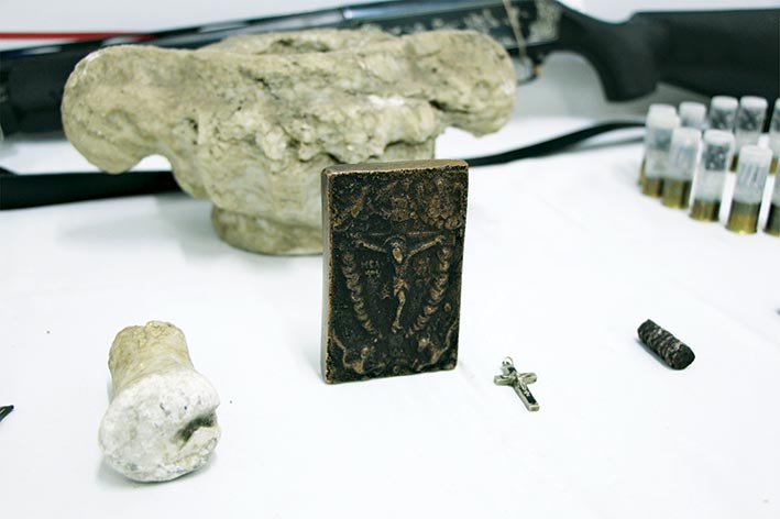 Tarla sürerken bulduğu hazineyi satmaya çalışırken yakalandı