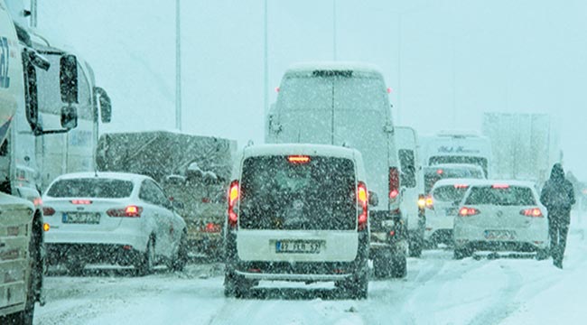 Yoğun kar, Samsun-Ankara yolunu trafiğe kapattı