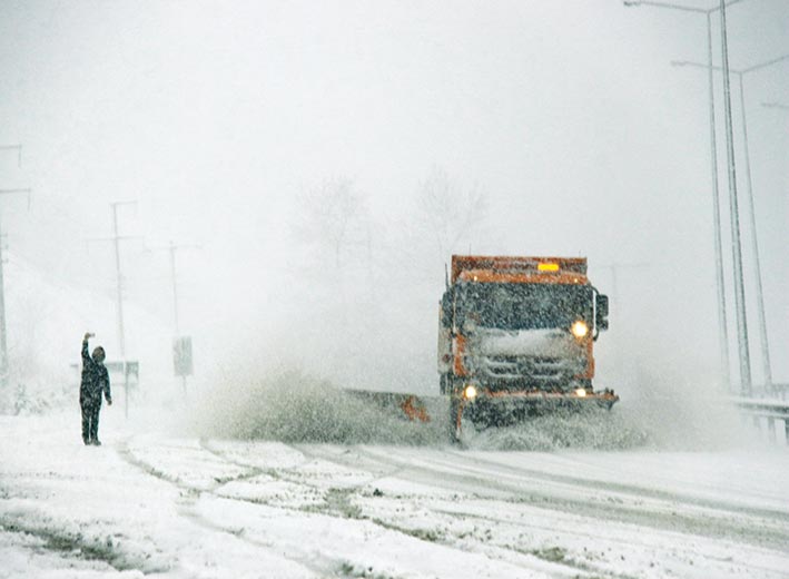 Yoğun kar, Samsun-Ankara yolunu trafiğe kapattı