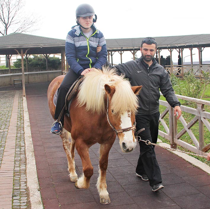 Engelli çocuklara atlı terapi