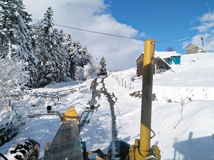 Büyükşehir karla mücadelede iş başında 