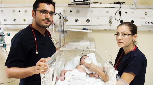 Çöpe bırakılan bebeğe hemşireler annelik yapıyor