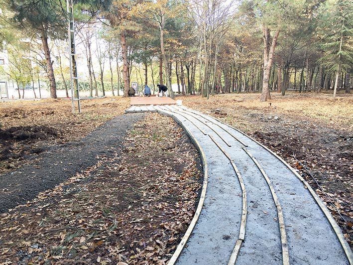 DÖKÜLEN BETONLARIN TAMAMI KIRILMAMIŞ. SADECE AHŞAPLA KAMUFLE EDİLİYOR