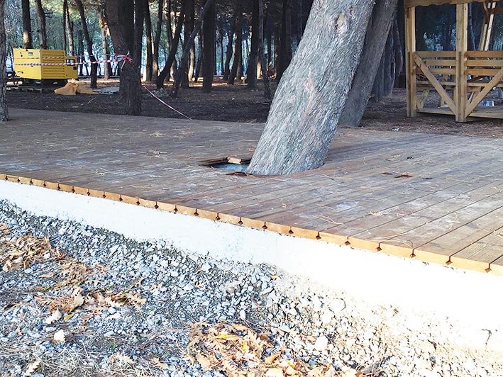 DÖKÜLEN BETONLARIN TAMAMI KIRILMAMIŞ. SADECE AHŞAPLA KAMUFLE EDİLİYOR