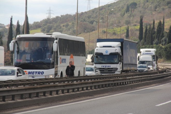 TEM'de 12 araç birbirine girdi, 10 kilometre kuyruk oluştu