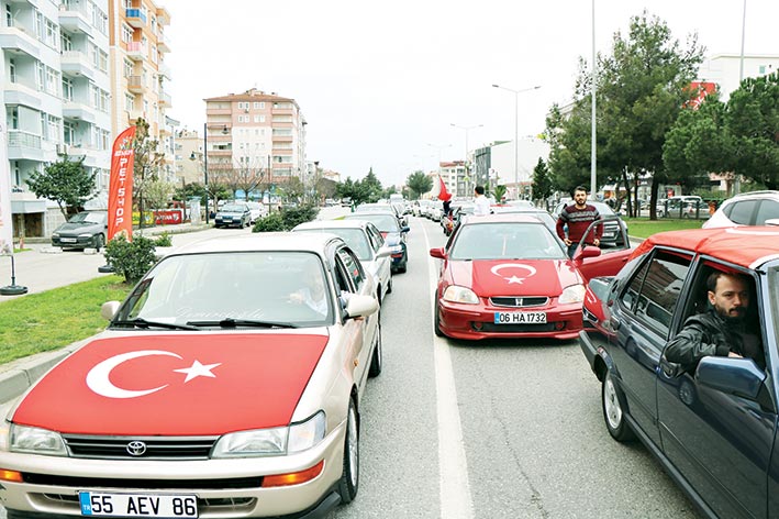 Modifiye tutkunları düzenledikleri konvoyla şehitleri andı