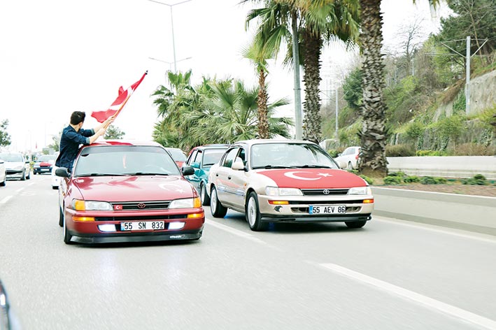 Modifiye tutkunları düzenledikleri konvoyla şehitleri andı