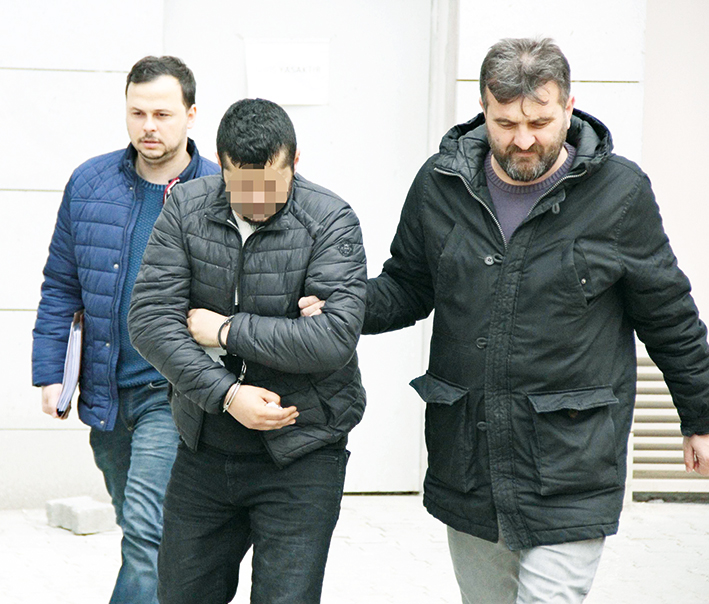 İÇİ UYUŞTURUCU DOLU EKMEK ARASI DÖNERİ EMNİYETE GETİRİYOR CESARETE BAK!