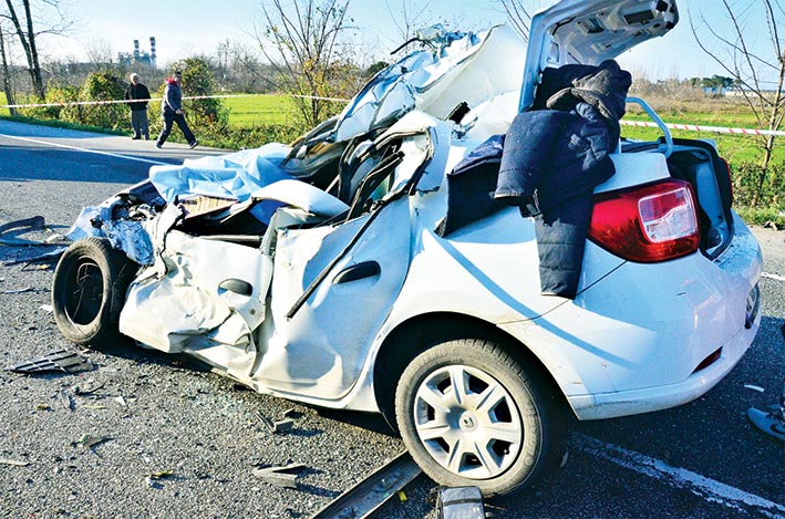 Kazada otomobil ikiye bölündü: 2 ölü