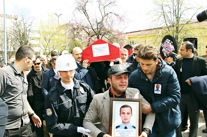 Şehit polisi iki bakan ve binler uğurladı