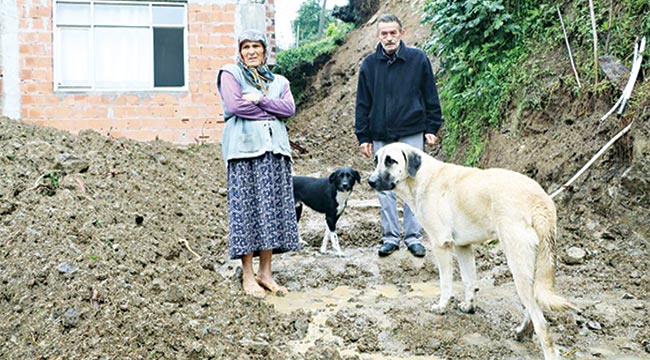 Heyelandan zarar gören evlerine pencereden girip çıkıyorlar