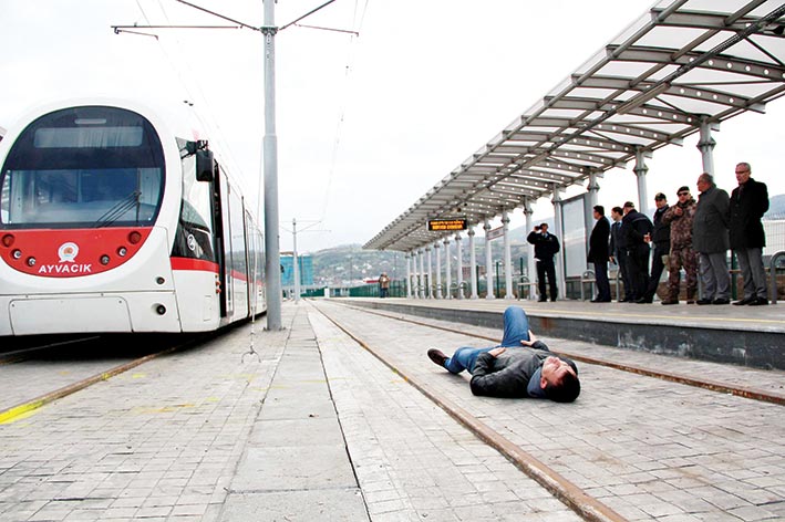 SİLAHLI TERÖRİSTLER, TRAMVAYDAKİ YOLCULARI REHİN ALDI!