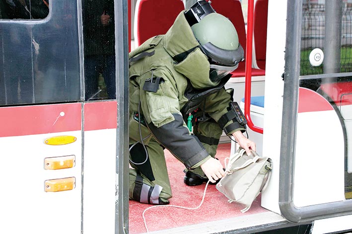 SİLAHLI TERÖRİSTLER, TRAMVAYDAKİ YOLCULARI REHİN ALDI!