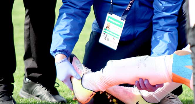 Adana Demirsporlu Sezer Özmen'in ayağı kırıldı