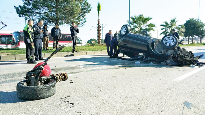 Takla atan otomobilde yaralanan gençler aracı bırakıp kaçtılar