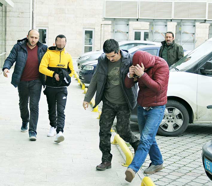 PAKETLERKEN YAKALANDILAR: 4 GÖZALTI