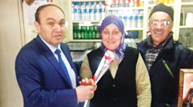Cavit Yıldırım'dan kadın esnafa karanfil